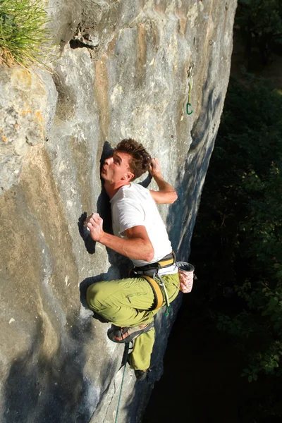 Ein Mann klettert eine Wand hinauf. — Stockfoto