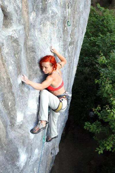 Ein Mann klettert eine Wand hinauf. — Stockfoto