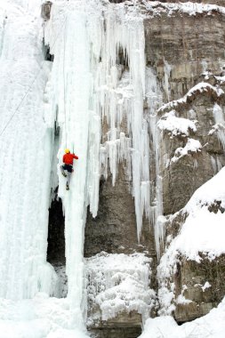 Ice climber mücadeleler donmuş şelale yukarı.