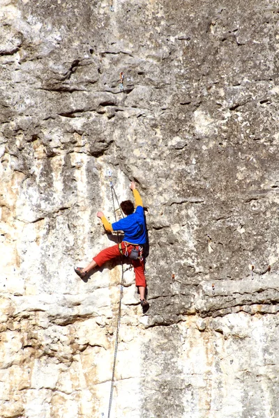 Ein Mann klettert eine Wand hinauf. — Stockfoto