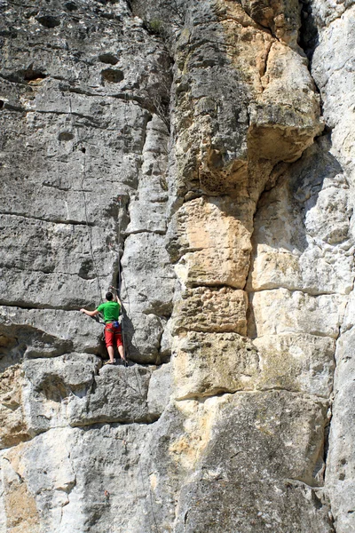 En man klättrar en vägg. — Stockfoto