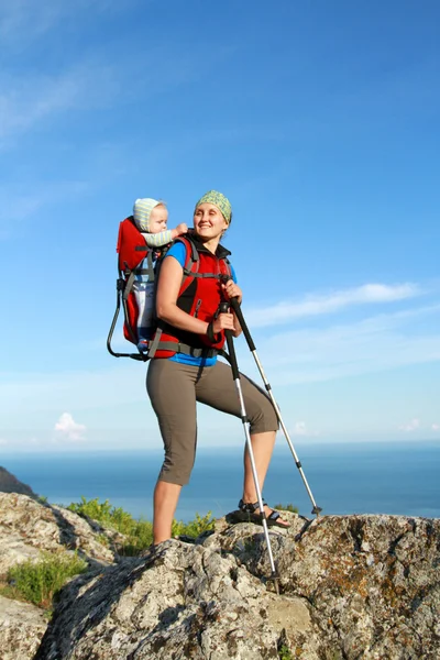 Maman marche avec l'enfant dans l'enfant qui le porte . — Photo