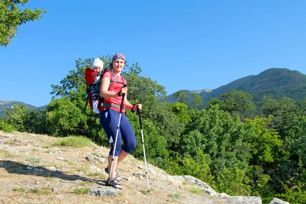 Mutter geht mit dem Kind im Kinderwagen. — Stockfoto