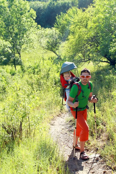 Père marche avec l'enfant dans l'enfant qui le porte . — Photo