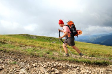 Yaz yürüyüşü dağlarda.