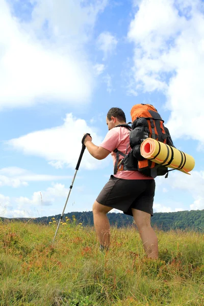 Musim panas hiking di pegunungan. — Stok Foto