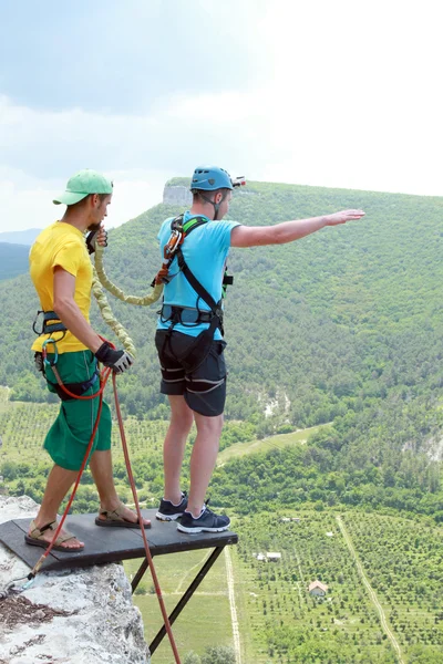 Jump off a cliff with a rope. — Stock Photo, Image