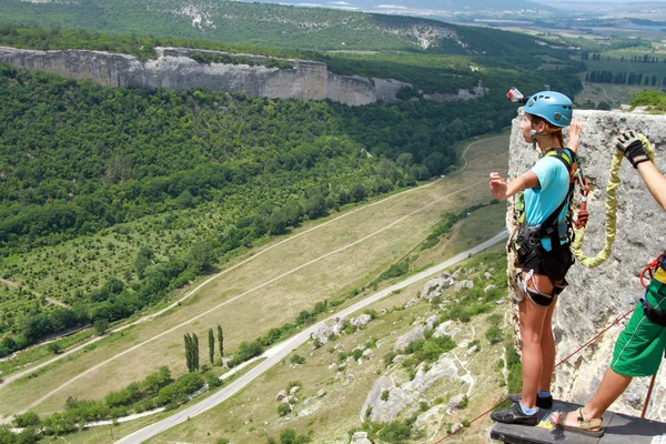 Jump off a cliff with a rope. — Stock Photo, Image