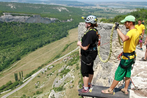 Jump off a cliff with a rope. — Stock Photo, Image