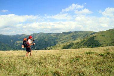 Yaz yürüyüşü dağlarda.