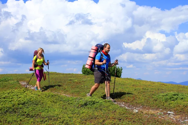 Escursioni estive in montagna. — Foto Stock