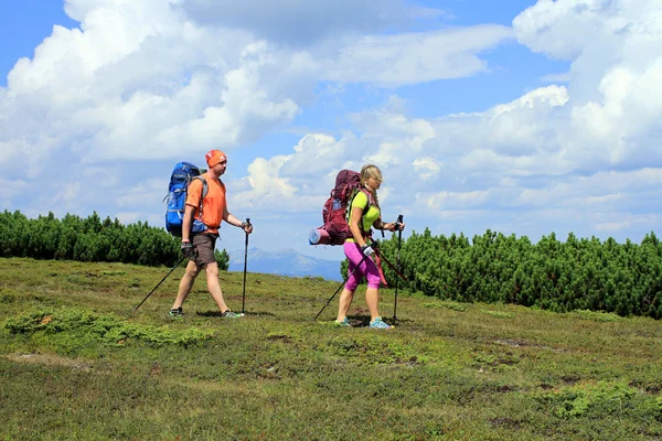 Caminhadas de verão nas montanhas. — Fotografia de Stock