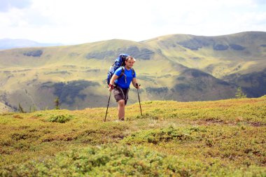 Yaz yürüyüşü dağlarda.