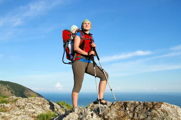 Mum walks with the child in the child carrying it. — Stock Photo, Image