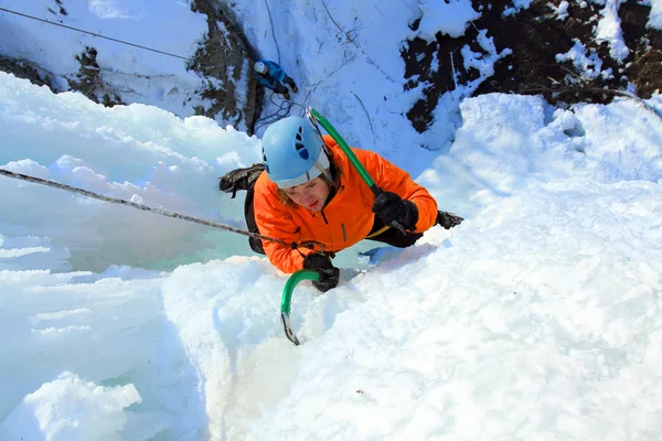 Hielo escalando la cascada . —  Fotos de Stock