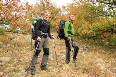 dağlarda hiking sonbahar.