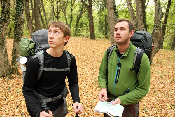 Dağlarda hiking sonbahar. — Stok fotoğraf