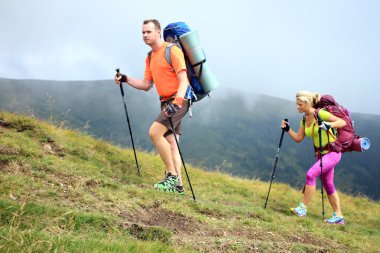 Yaz yürüyüşü dağlarda.