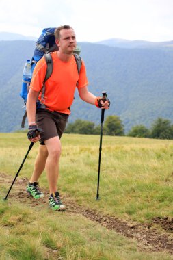 Yaz yürüyüşü dağlarda.