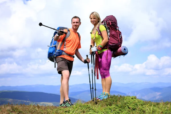 Zomerwandelingen in de bergen. — Stockfoto