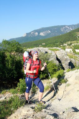 Anne çocuğunu taşıyan çocuk ile yürür..