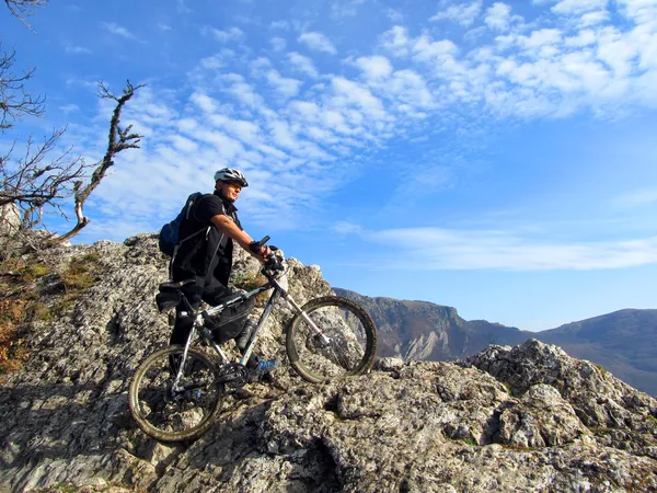 Ciclista en la cima de una colina —  Fotos de Stock