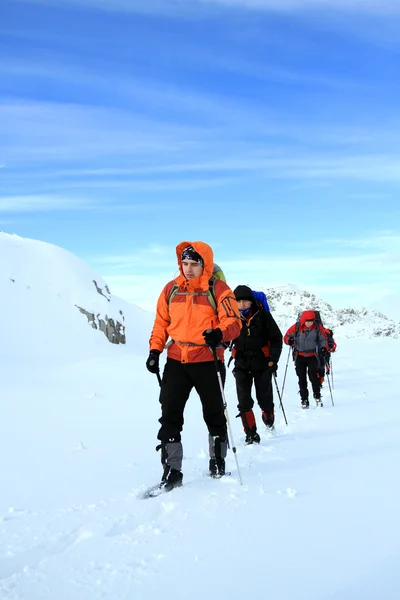 Winterwandern mit Schneeschuhen. — Stockfoto