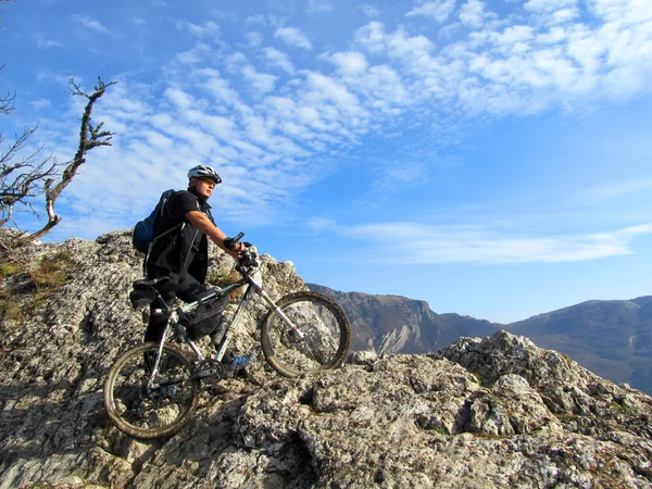 Ciclista en la cima de una colina —  Fotos de Stock