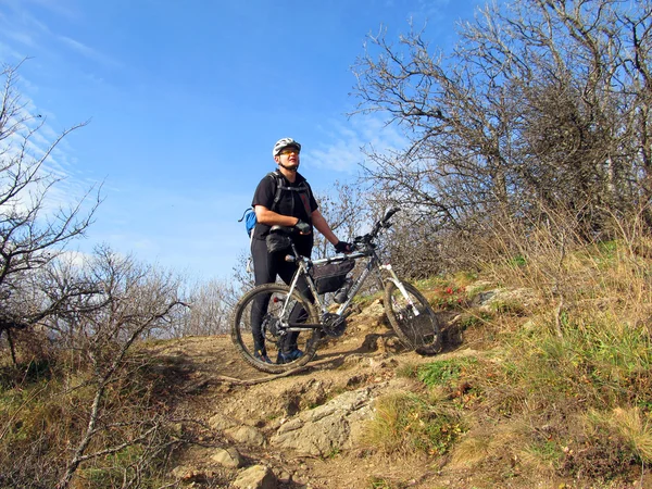 在一个小山上骑自行车的人 — 图库照片