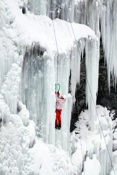 Arrampicata su ghiaccio nel Caucaso settentrionale . — Foto Stock