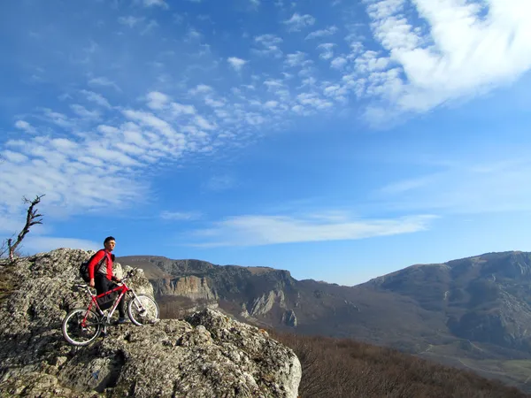 Ciclista en la cima de una colina —  Fotos de Stock