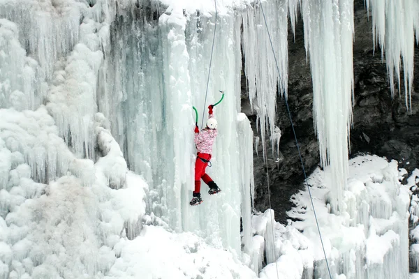 Arrampicata su ghiaccio nel Caucaso settentrionale . — Foto Stock