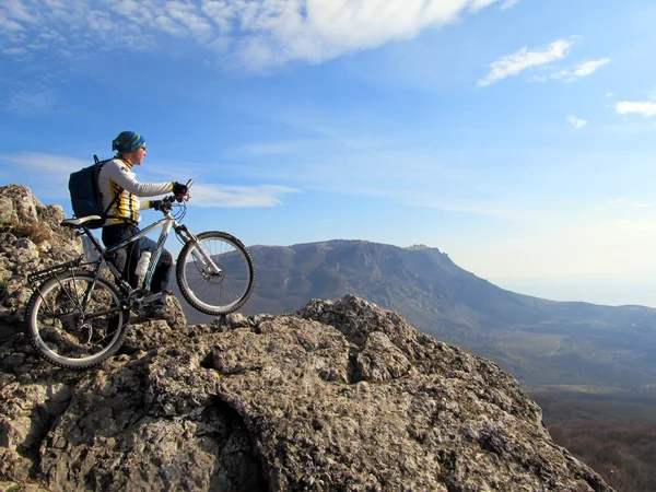 Ciclista en la cima de una colina —  Fotos de Stock