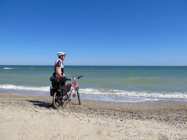 Ciclista en la playa. —  Fotos de Stock