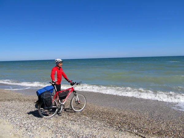 Rowerzysta na plaży. — Zdjęcie stockowe