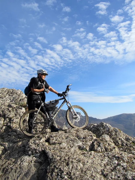 Syklist på toppen av en bakke – stockfoto