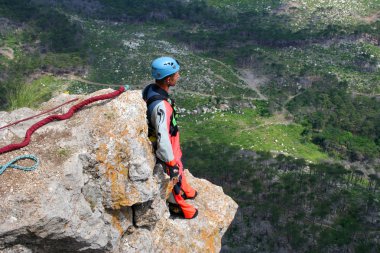 bir ip ile bir uçurumdan atlamak.