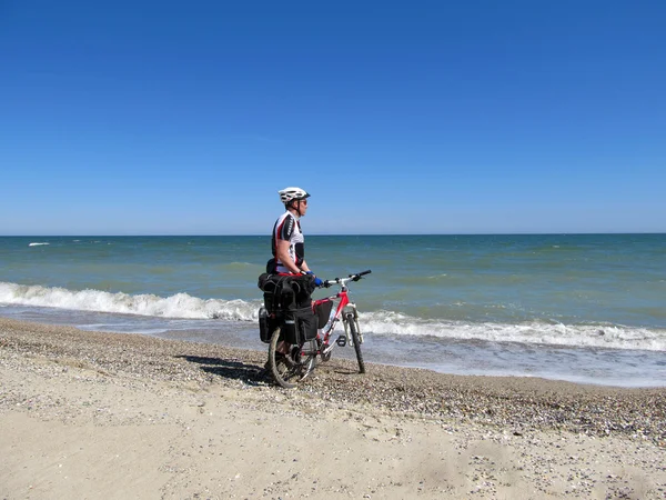 Cyclist on the beach. — Stock Photo, Image