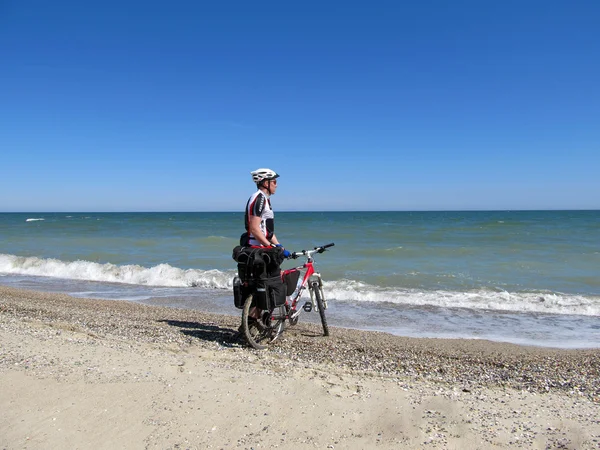 Ciclista en la playa. —  Fotos de Stock