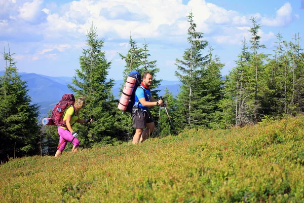 Escursioni estive in montagna. — Foto Stock