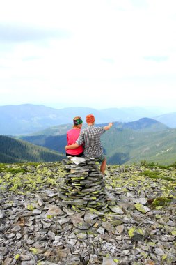 Yaz yürüyüşü dağlarda.