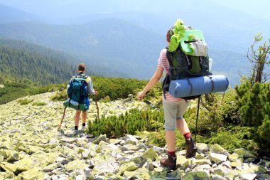 Yaz yürüyüşü dağlarda.
