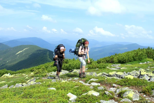 山の中の夏のハイキング. — ストック写真