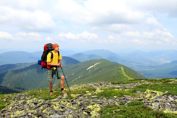 Sommerwandern in den Bergen. — Stockfoto