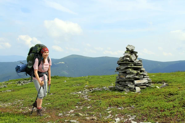 Letní turistika v horách. — Stock fotografie