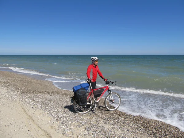 Fietser op het strand. — Stockfoto