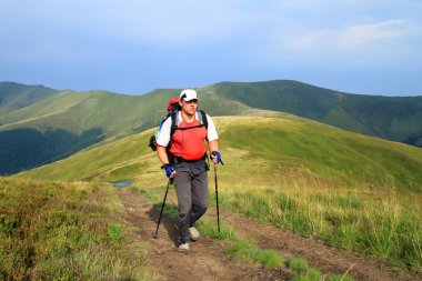 Yaz yürüyüşü dağlarda.