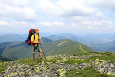 Yaz yürüyüşü dağlarda.
