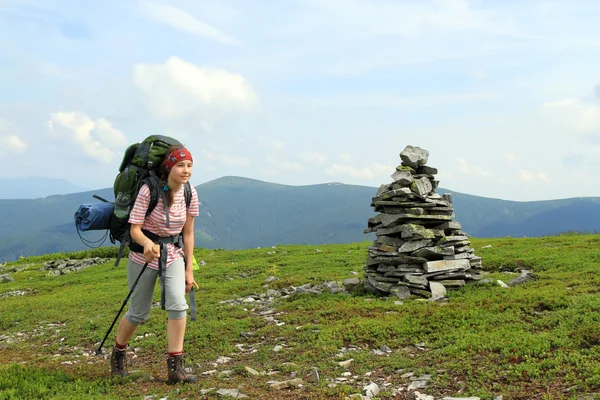 Letní turistika v horách. — Stock fotografie