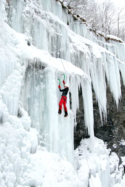 Arrampicata su ghiaccio nel Caucaso settentrionale . — Foto Stock